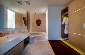 Douche, sèche-cheveux, bidet, serviettes fournies