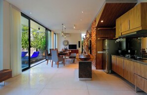 Geladeira, cooktop, lava-louças, cafeteira/chaleira