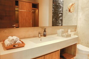 Dusj, hårføner, bidé og håndklær