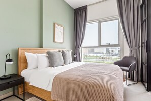 Een strijkplank/strijkijzer, wifi, beddengoed