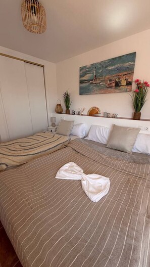 2 chambres, fer et planche à repasser, Wi-Fi gratuit, draps fournis