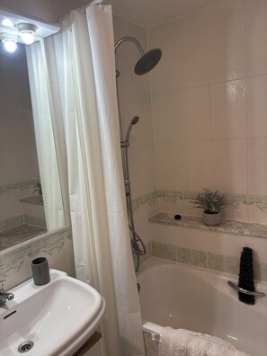 Haartrockner, Bidet, Handtücher, Seife