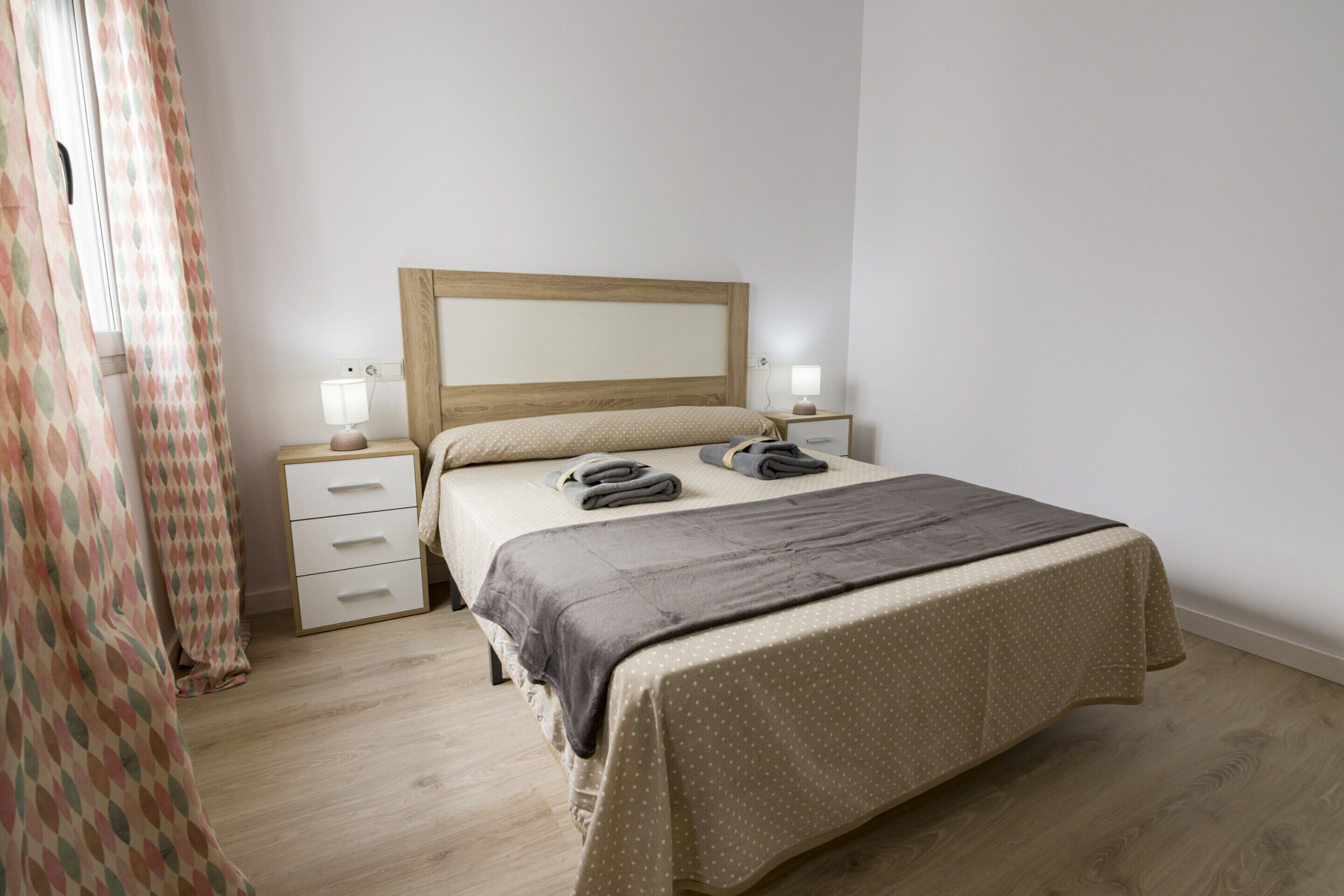 3 habitaciones y tabla de planchar con plancha 