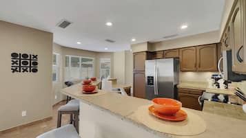 Ferienhaus, Mehrere Betten, Poolzugang, Stadtblick (Yorkshire Glendale) | Eigene Küche | Kühlschrank, Mikrowelle, Ofen, Herdplatte