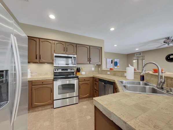 House, Multiple Beds, Pool Access, City View (Yorkshire Glendale) | Private kitchen | Fridge, microwave, oven, stovetop