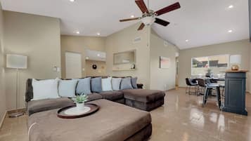 Ferienhaus, Mehrere Betten, Poolzugang, Stadtblick (Yorkshire Glendale) | Wohnbereich