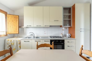 Comfort Apartment, 2 Bedrooms, Garden View | Private kitchen