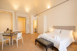 1 habitación, escritorio y cuna de viaje 