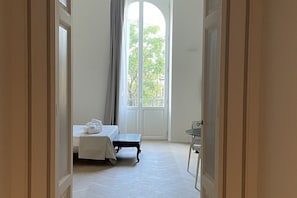 1 Schlafzimmer, Schreibtisch, Reisekinderbett