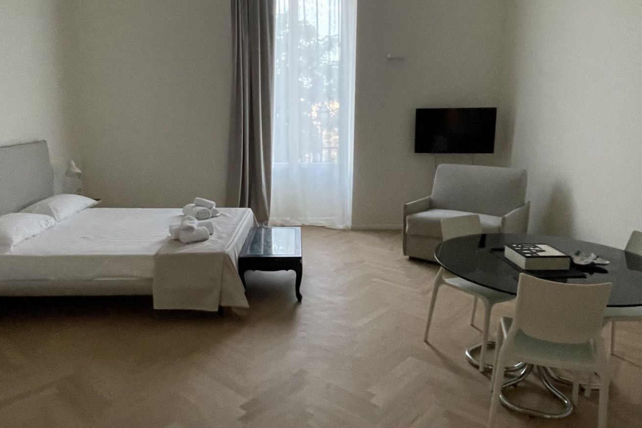 1 quarto, escrivaninha, berço de viagem