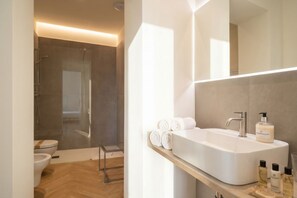A modern bathroom with a large sink, a shower, and a toilet. - Palazzo della Torre 102 - Luxury modern suite (Bari)