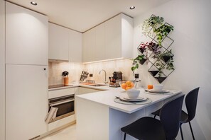 Appartement Duplex Junior, 1 lit double, non-fumeurs | Coin cuisine privé | Machine à expresso, bouilloire électrique, grille-pain