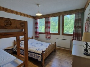 3 bedrooms, bed sheets