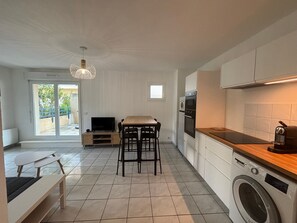 Kühlschrank, Mikrowelle, Ofen, Herdplatte