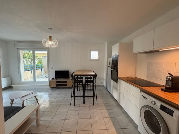 Fridge, microwave, oven, stovetop