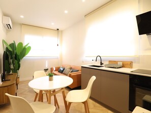 Fridge, microwave, oven, coffee/tea maker