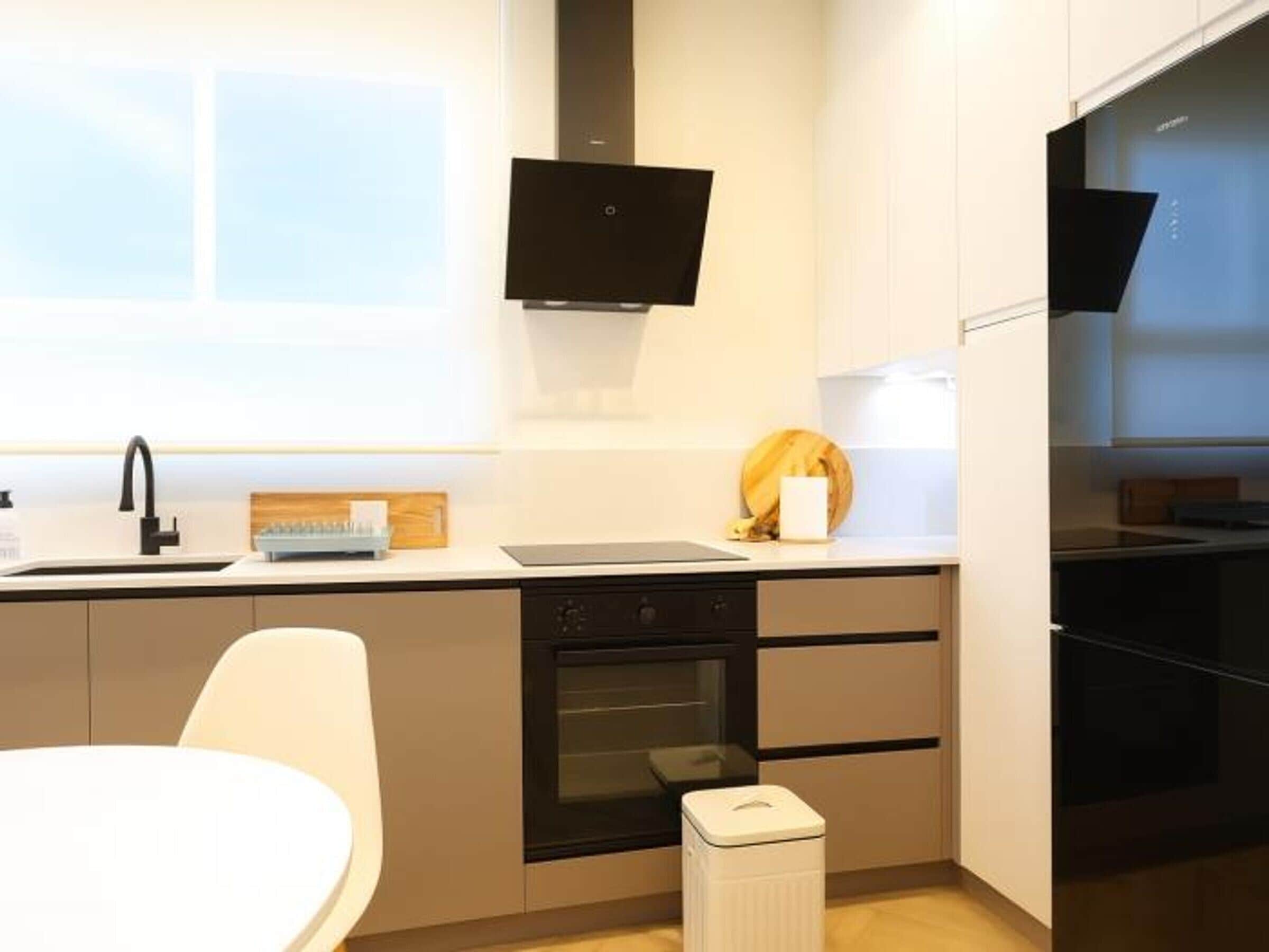 Fridge, microwave, oven, coffee/tea maker