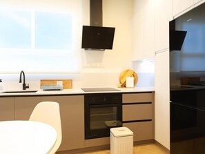 Kühlschrank, Mikrowelle, Ofen, Wasserkocher mit Kaffee-/Teezubehör