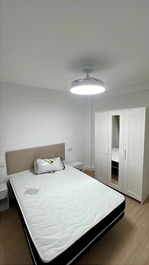 2 bedrooms, iron/ironing board, internet, bed sheets