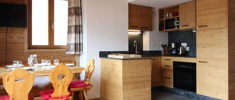 Fridge, dishwasher, coffee/tea maker, toaster