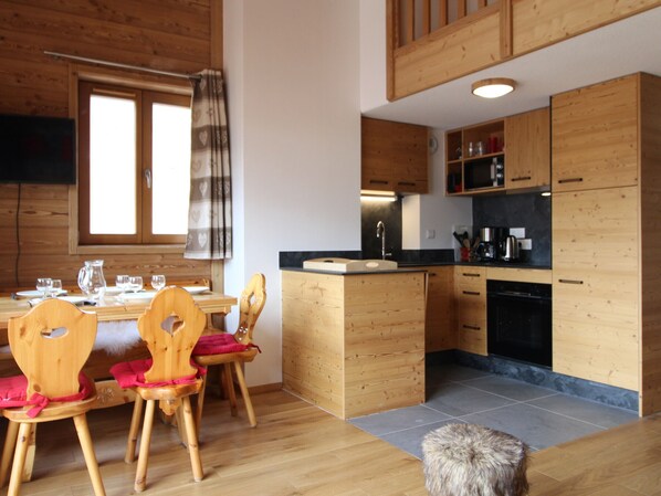 Kühlschrank, Geschirrspüler, Wasserkocher mit Kaffee-/Teezubehör