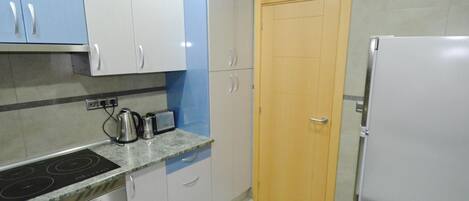 ثلاجة، ميكروويف، ماكينة لصنع القهوة/الشاي، محمصة خبز