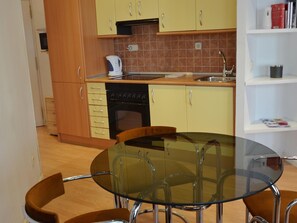 Kühlschrank, Mikrowelle, Wasserkocher mit Kaffee-/Teezubehör, Toaster