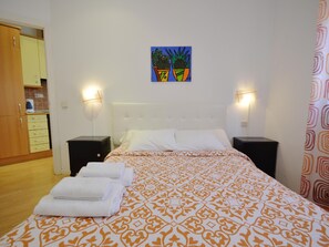 1 bedroom, bed sheets