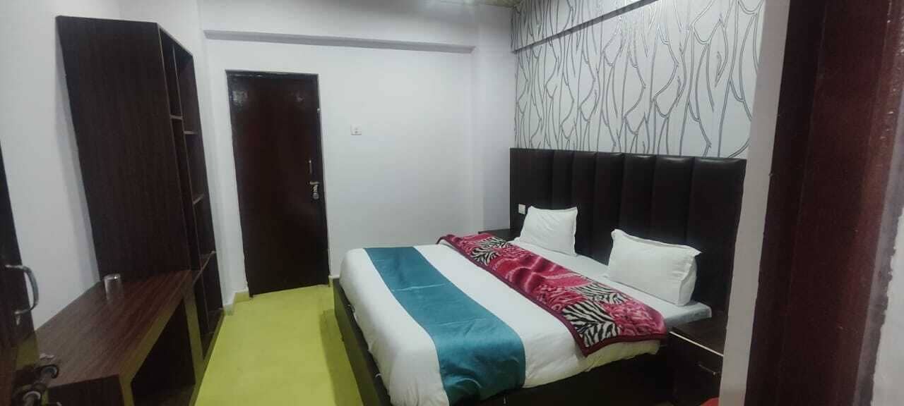 Een slaapkamer met een bed, een kledingkast en een deur.