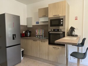 Fridge, microwave, dishwasher, coffee/tea maker