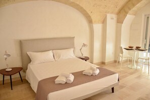 1 dormitorio, tabla de planchar con plancha, cuna de viaje