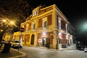 Un bâtiment historique doté d’un balcon et d’un restaurant situé au rez-de-chaussée.