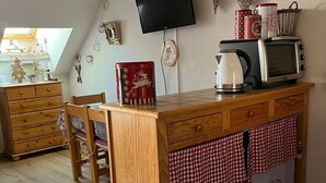 A kitchen with a wooden countertop, a microwave, a kettle, and a checkered cabinet. - Cozy studio 5 pers. at the slopes (Saint-François-Longchamp)