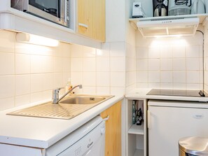 Kylskåp, mikrovågsugn och diskmaskin