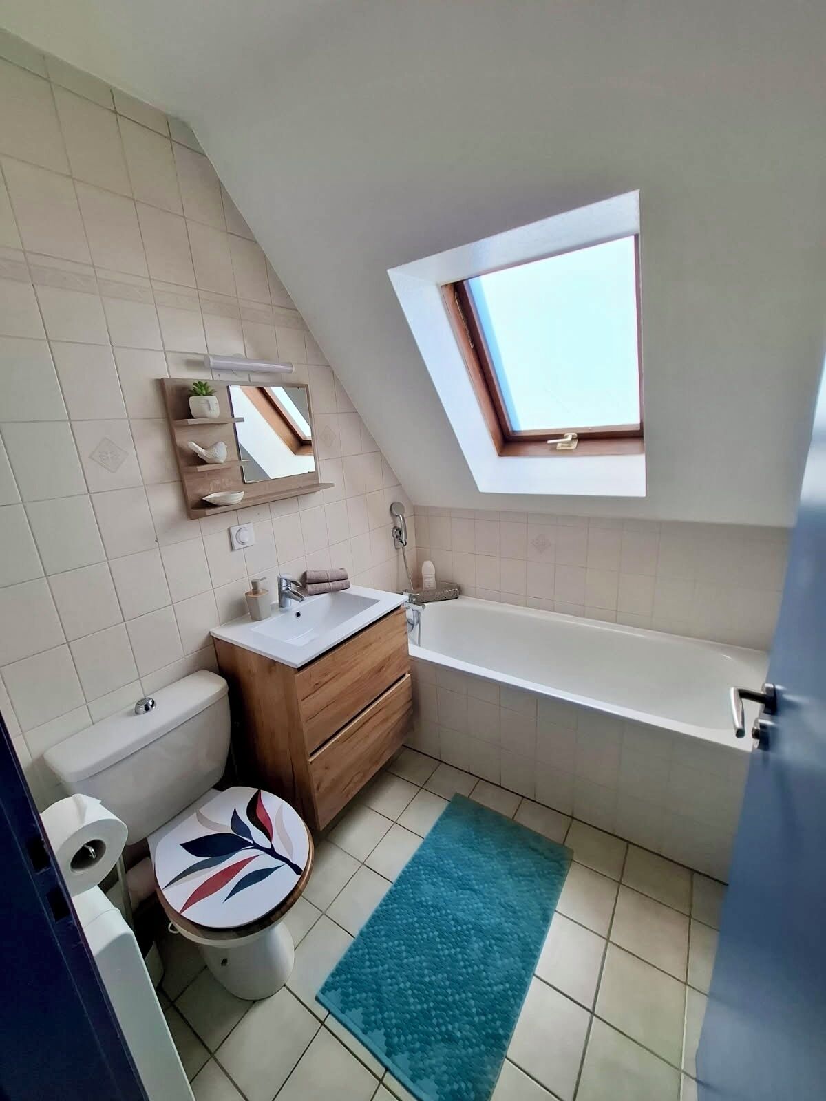Een haardroger, handdoeken, toiletpapier