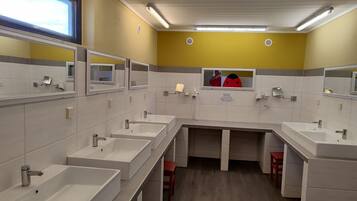 Een douche, een haardroger, toiletpapier