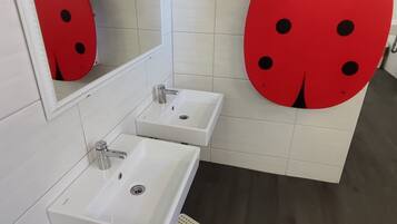 Een douche, een haardroger, toiletpapier