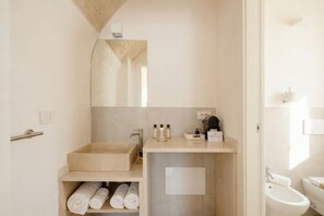 Douche, bidet, serviettes fournies, shampooing