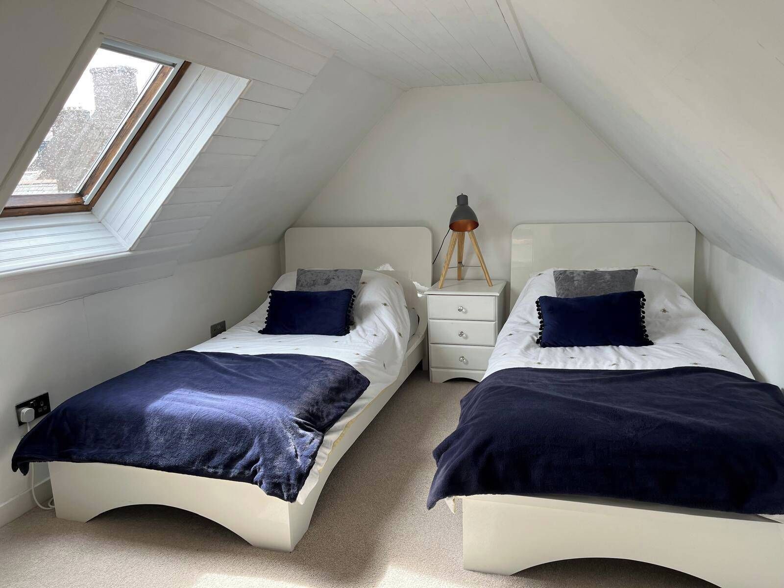 3 bedrooms, iron/ironing board, free wired internet, bed sheets