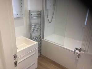 Combined shower/tub, deep soaking tub, hair dryer, towels - Costal Cottage -boddam-sleeps6- Pet Friendly (Peterhead)