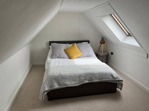 A single bed in a room with sloped ceilings and a skylight. - Costal Cottage -boddam-sleeps6- Pet Friendly (Peterhead)