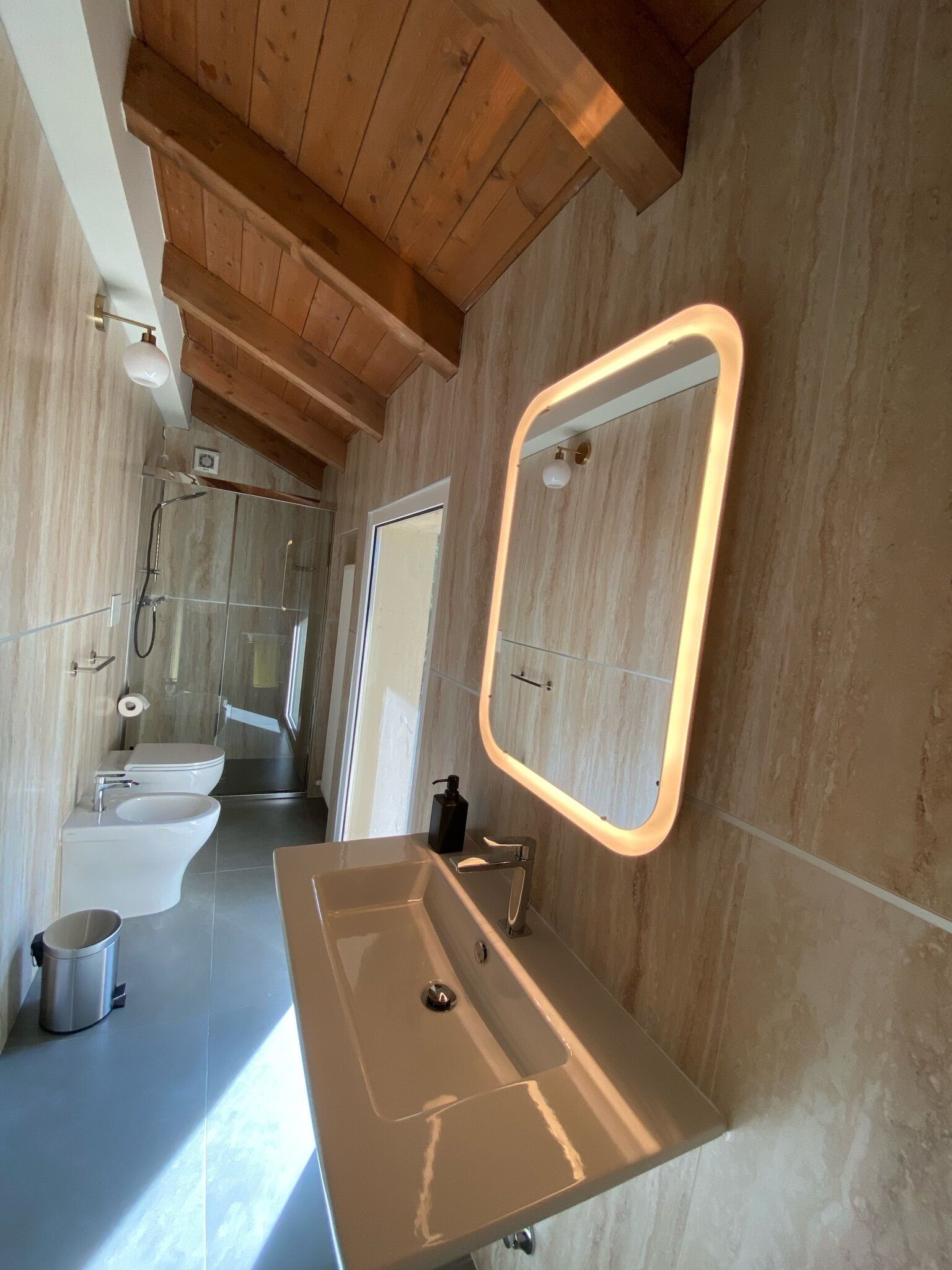 Shower, hair dryer, bidet, towels