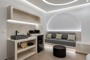 Habitación Deluxe doble, balcón, vistas parciales al mar | Zona de estar | Una televisión de pantalla plana