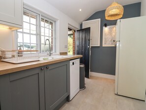 Mesin pencuci piring dan peralatan masak/sendok-piring