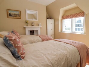 2 bedrooms, individually decorated, individually furnished, free WiFi - The Alms House East (Gloucester)