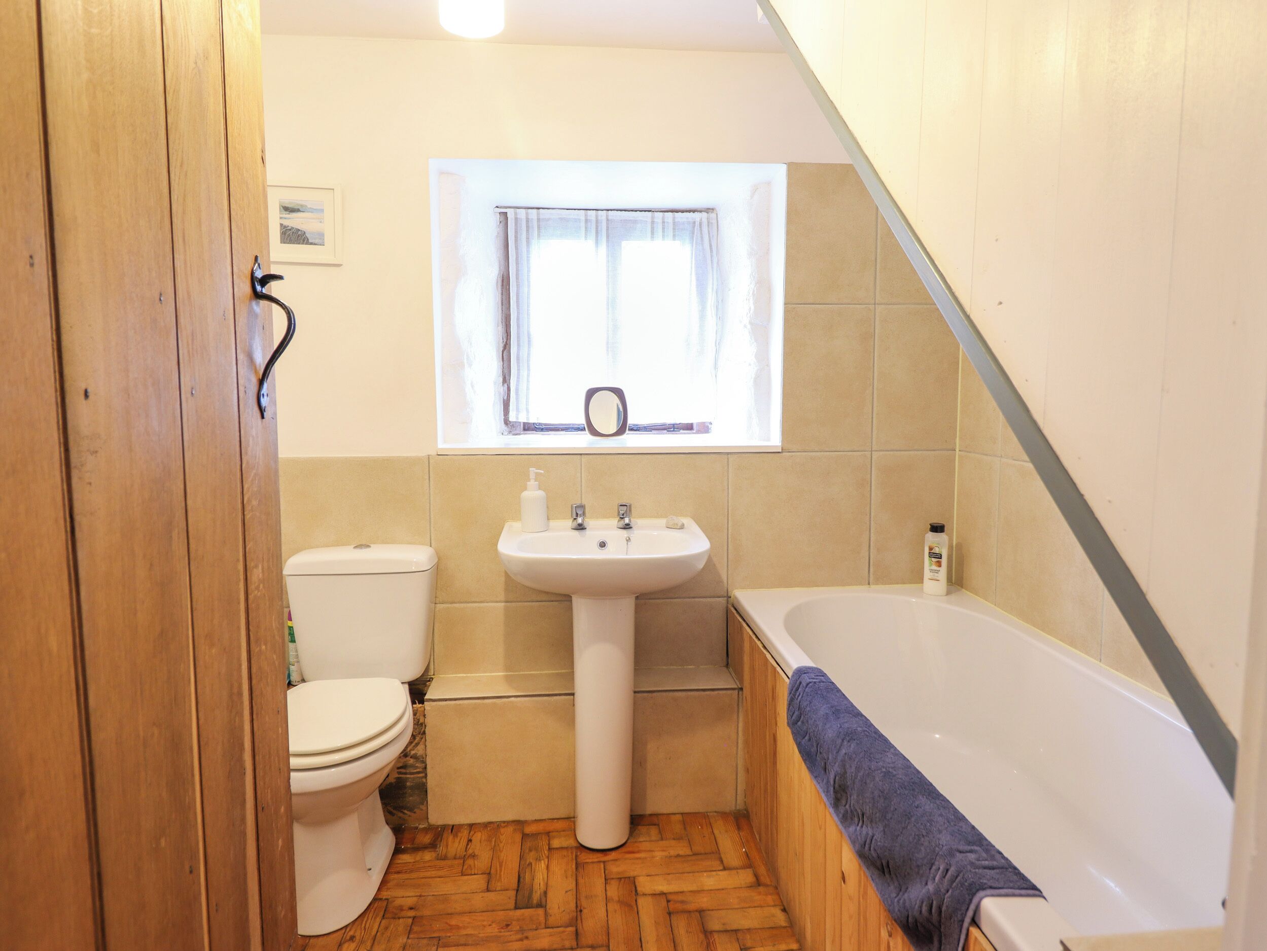 Un baño con inodoro, lavabo y bañera.