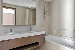 Hair dryer, towels - Blueground | Dubai Creek Harbour, pool, nr Creek (Dubai)