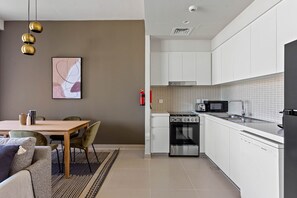 Réfrigérateur, four à micro-ondes, un four, surface de cuisson