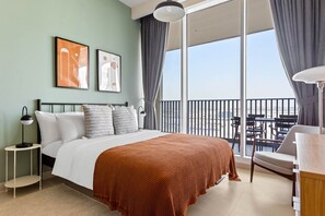 Tabla de planchar con plancha, wifi y ropa de cama 