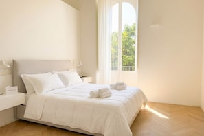 2 bedrooms, iron/ironing board, travel crib